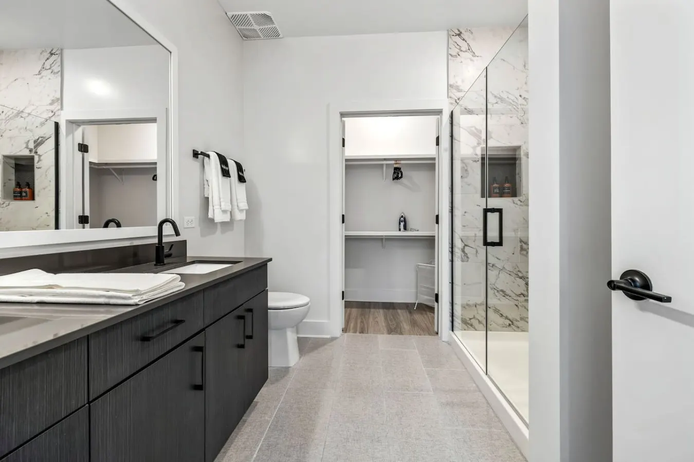 Spacious 2BD Apartment Close to DT w/ Parking! 17