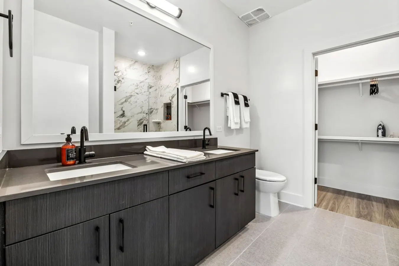 Spacious 2BD Apartment Close to DT w/ Parking! 20