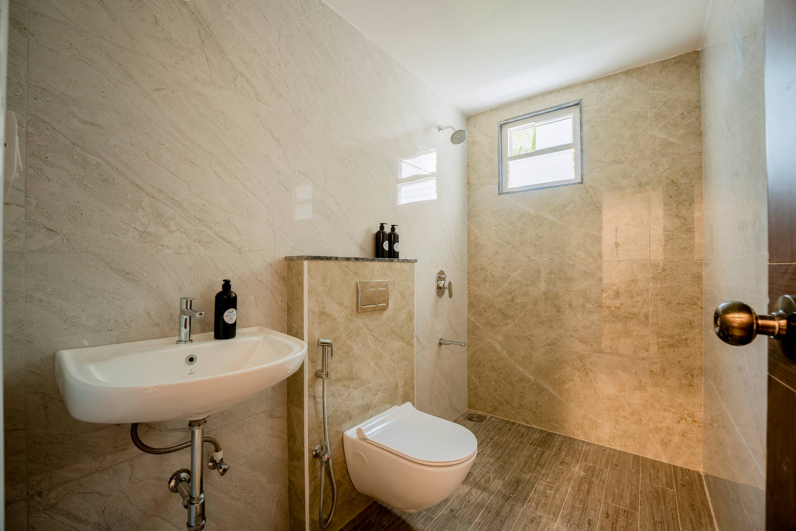 Praava by Kiwistays | 2BHK | Pool 39