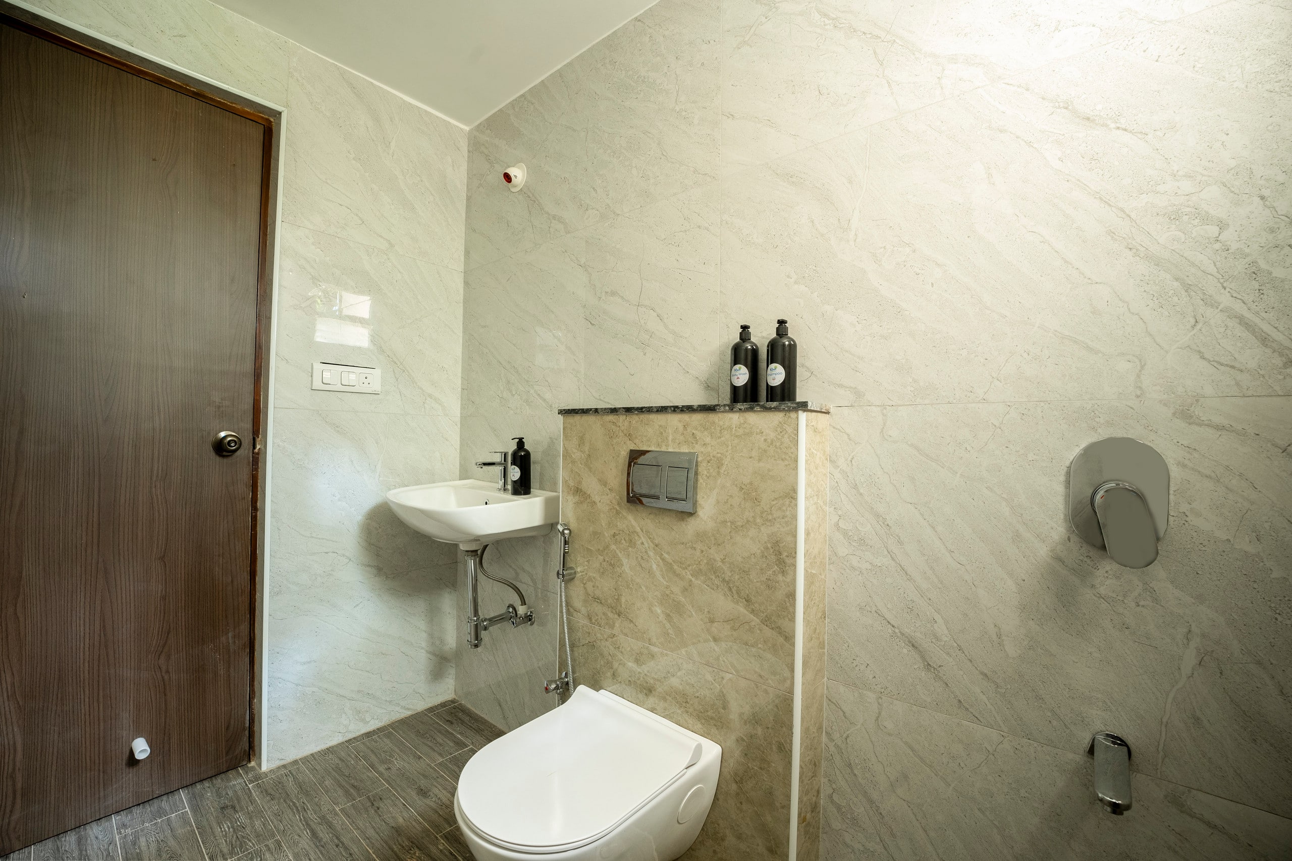 Praava by Kiwistays | 2BHK | Pool 40