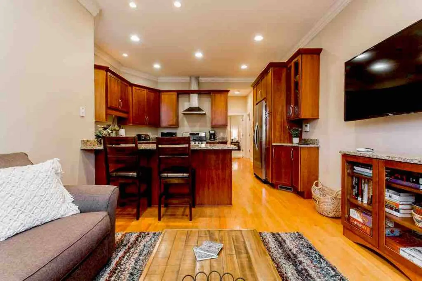 The Wrigleyville Deluxe -Steps from Wrigley Sleeps 10 — photo 2