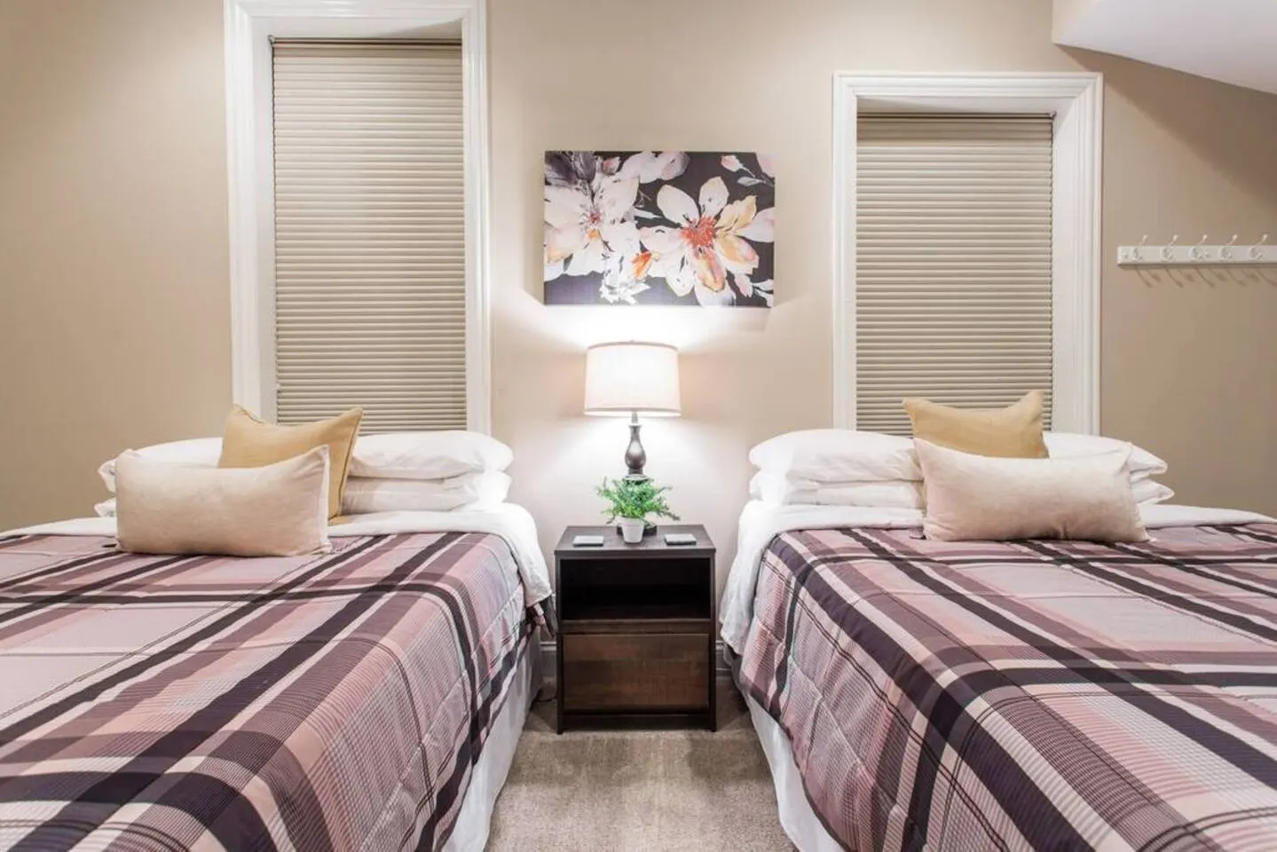The Wrigleyville Deluxe -Steps from Wrigley Sleeps 10 12