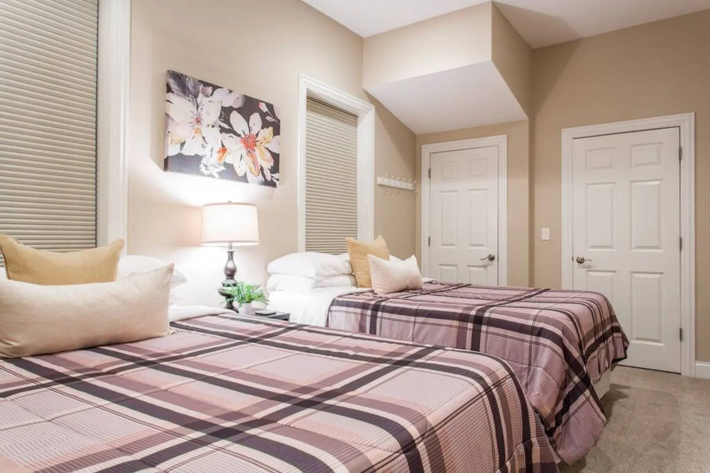 The Wrigleyville Deluxe -Steps from Wrigley Sleeps 10 14