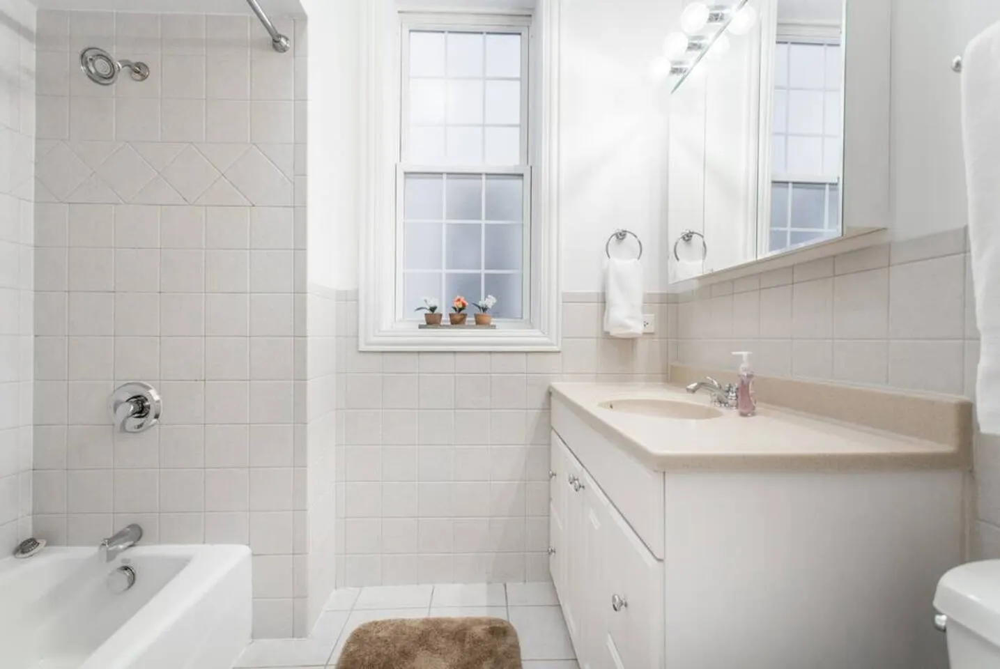 The Wrigleyville Deluxe -Steps from Wrigley Sleeps 10 15