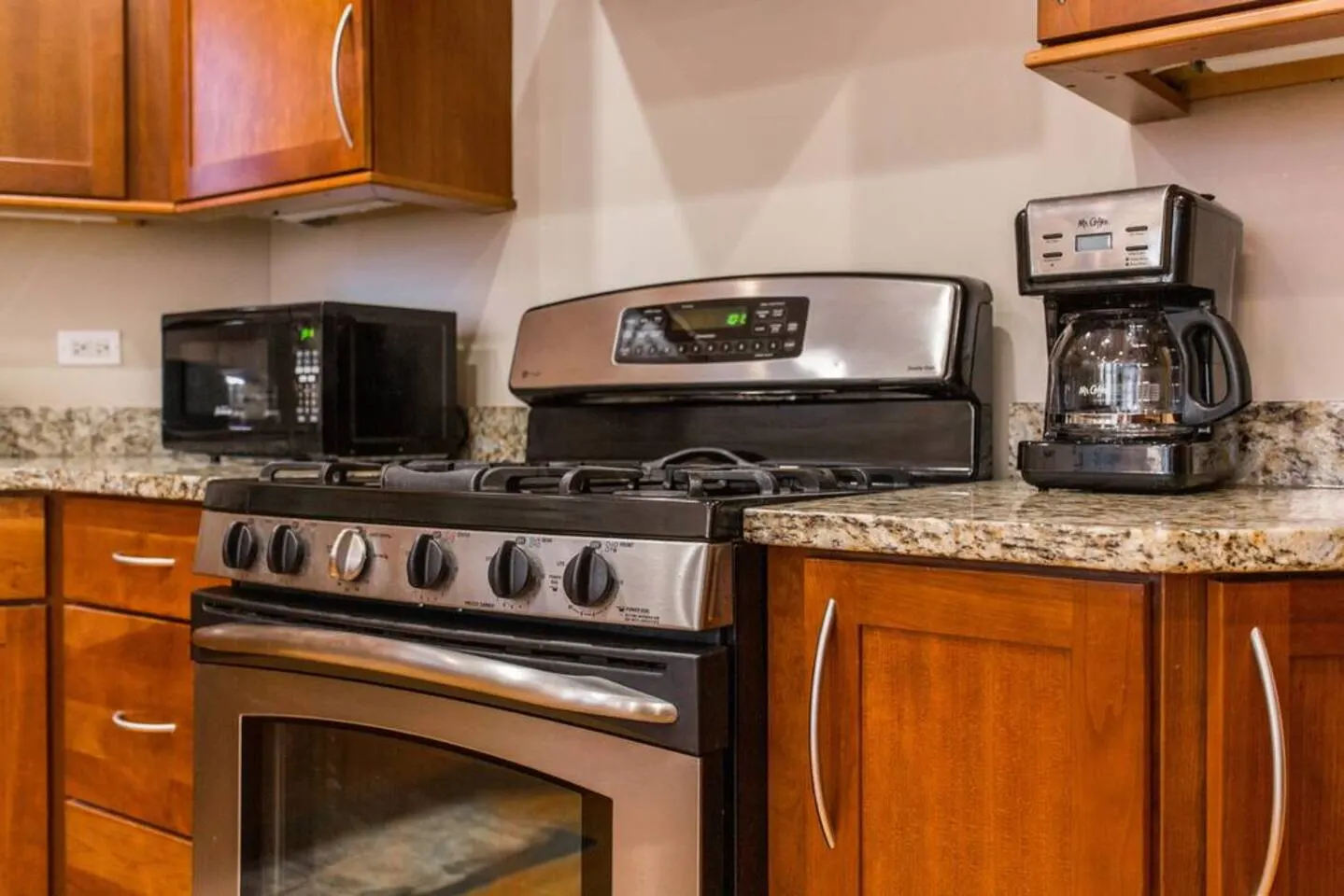 The Wrigleyville Deluxe -Steps from Wrigley Sleeps 10 6