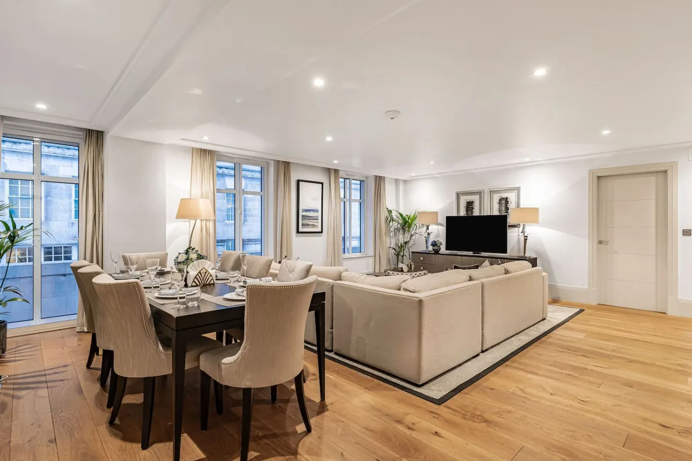 Mayfair 2BR on Park Lane | Central AC & Concierge — photo 2