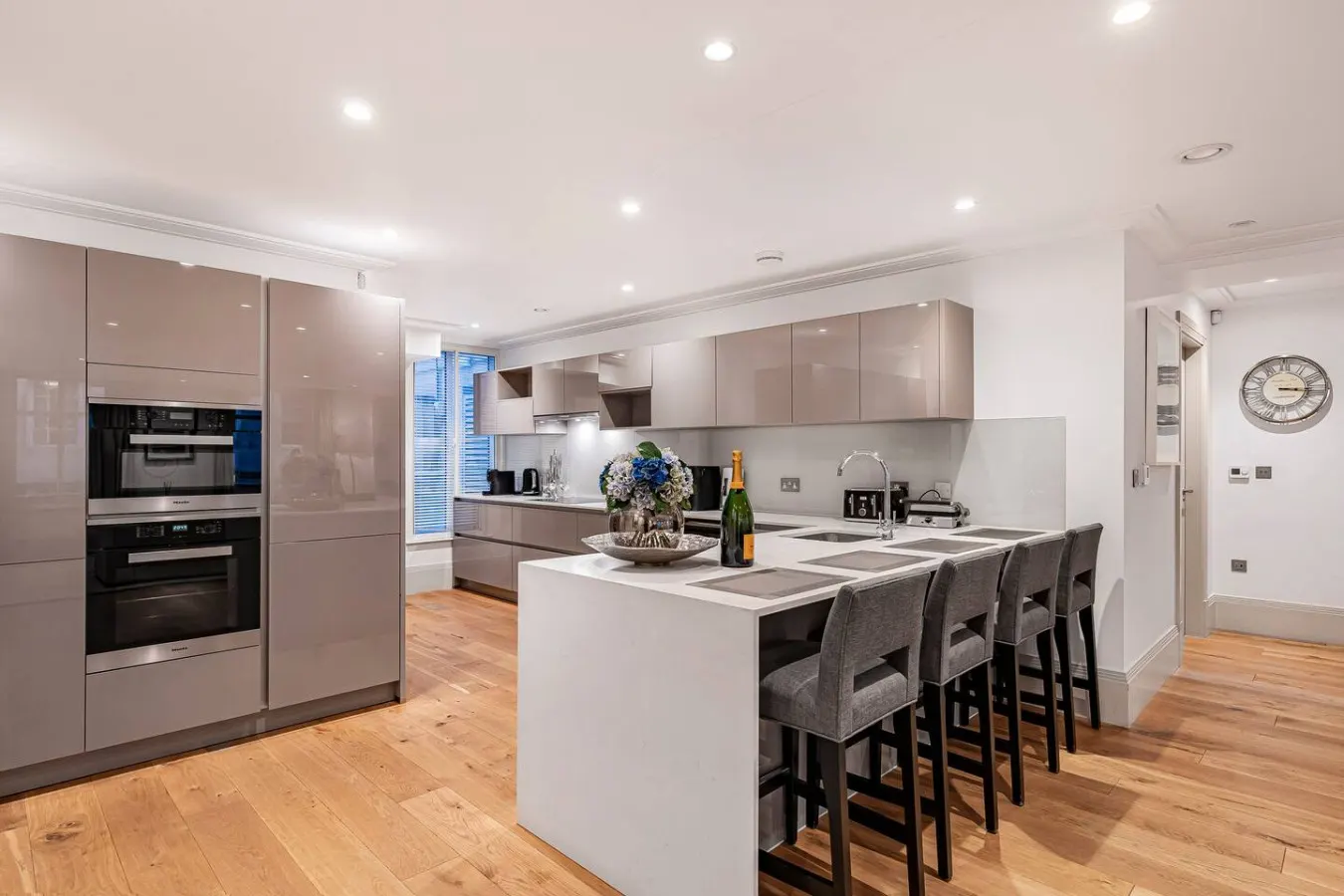 Mayfair 2BR on Park Lane Central AC & Concierge 12