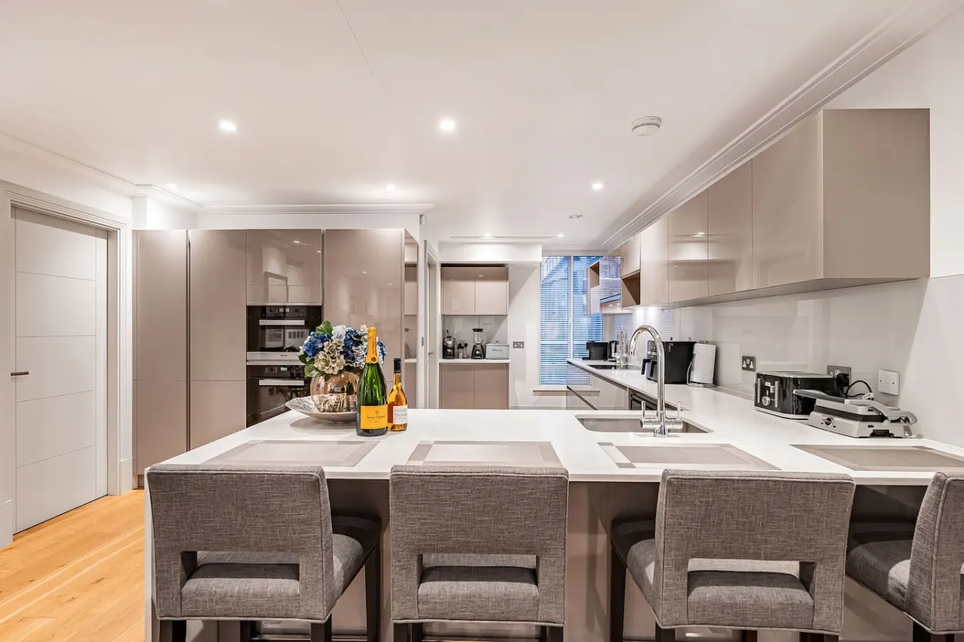 Mayfair 2BR on Park Lane Central AC & Concierge 13