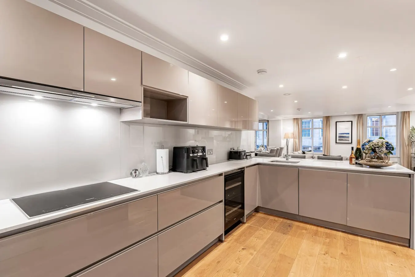Mayfair 2BR on Park Lane Central AC & Concierge 14