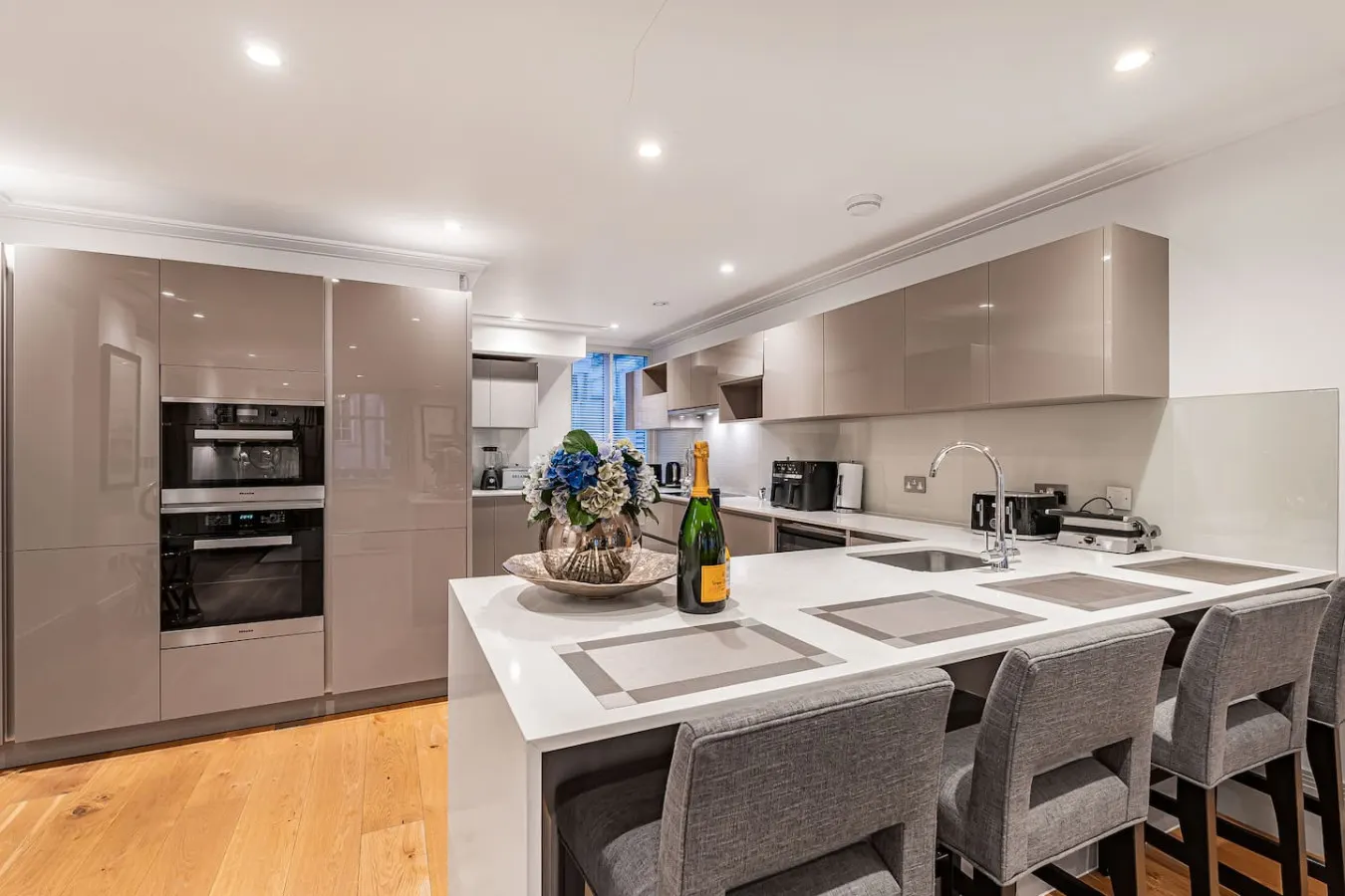 Mayfair 2BR on Park Lane Central AC & Concierge 15