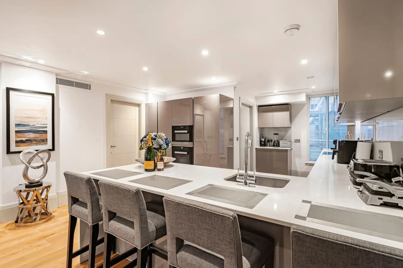 Mayfair 2BR on Park Lane Central AC & Concierge 16