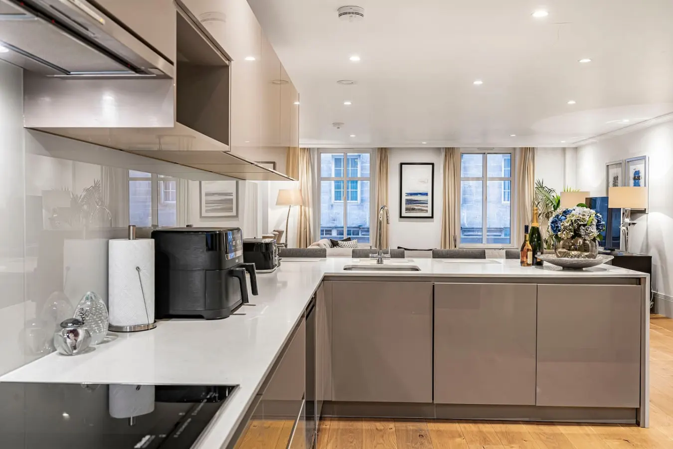 Mayfair 2BR on Park Lane Central AC & Concierge 17