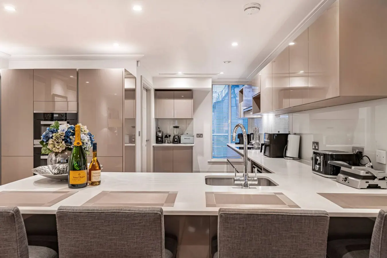 Mayfair 2BR on Park Lane Central AC & Concierge 18