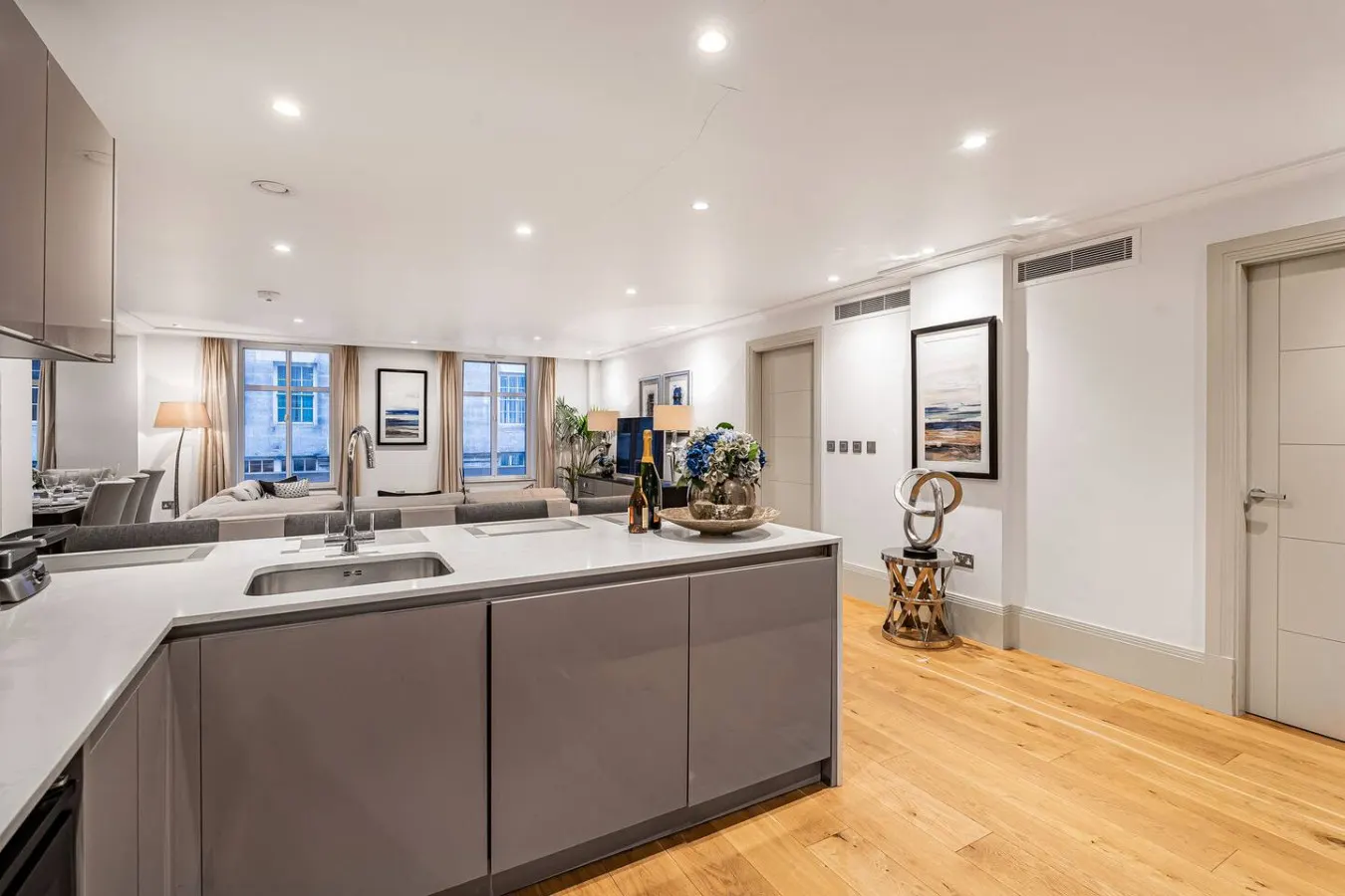 Mayfair 2BR on Park Lane Central AC & Concierge 19