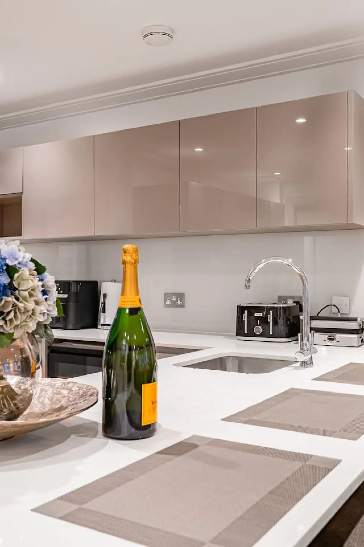 Mayfair 2BR on Park Lane Central AC & Concierge 20