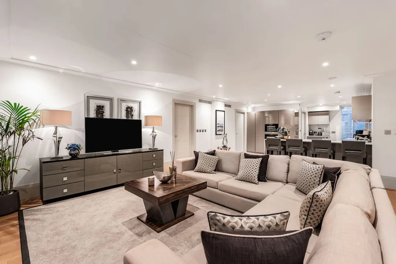 Mayfair 2BR on Park Lane | Central AC & Concierge — photo 3