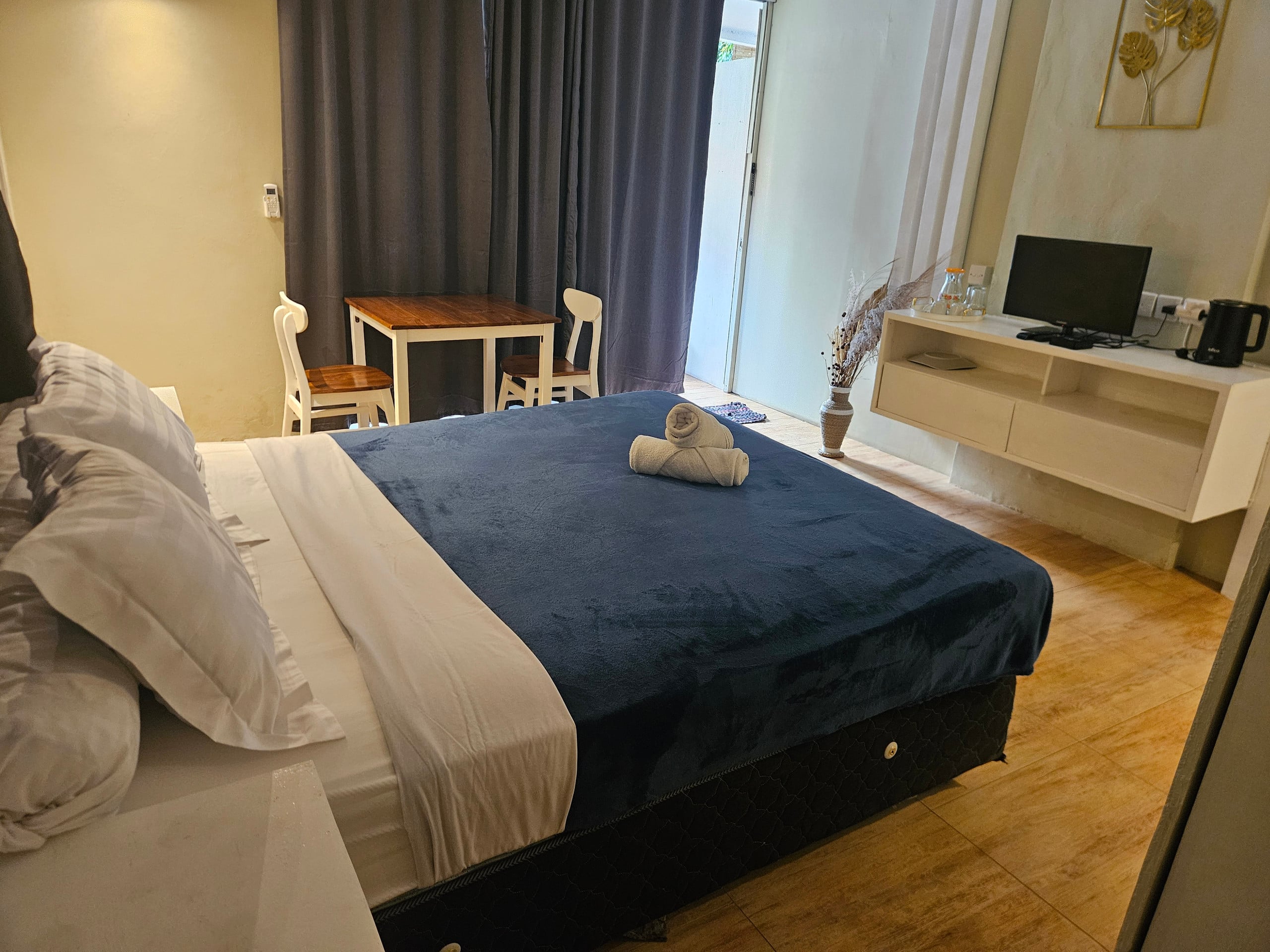 Large Deluxe room pool side