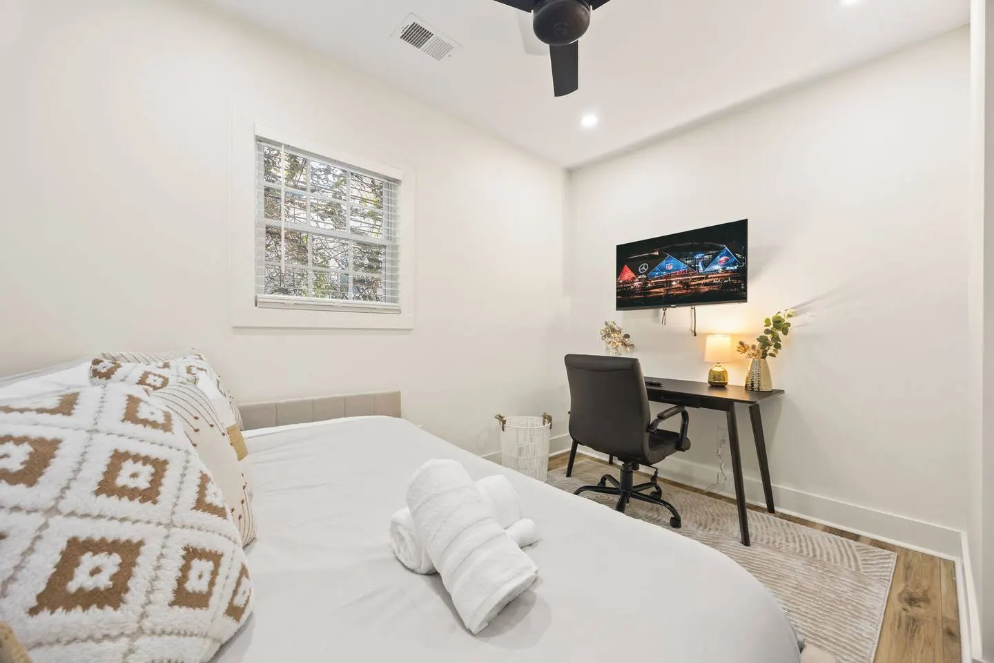 Home w/ Guest Studio Near Mercedes-Benz 16
