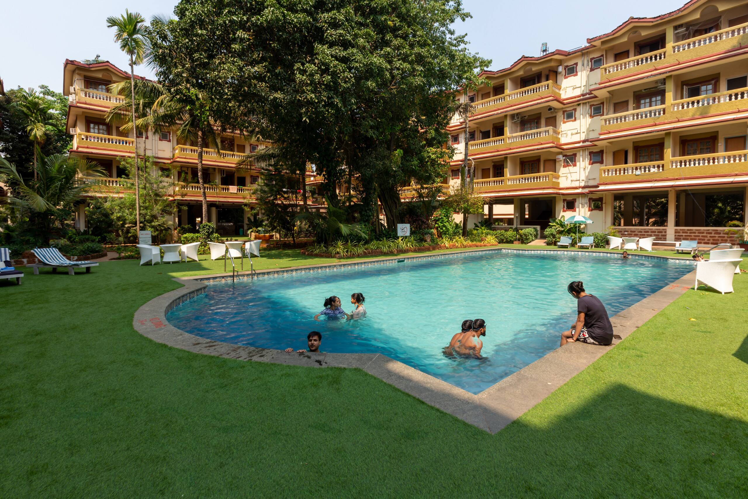 RoomzAway: Pool, Kitchen, Wi-Fi 4