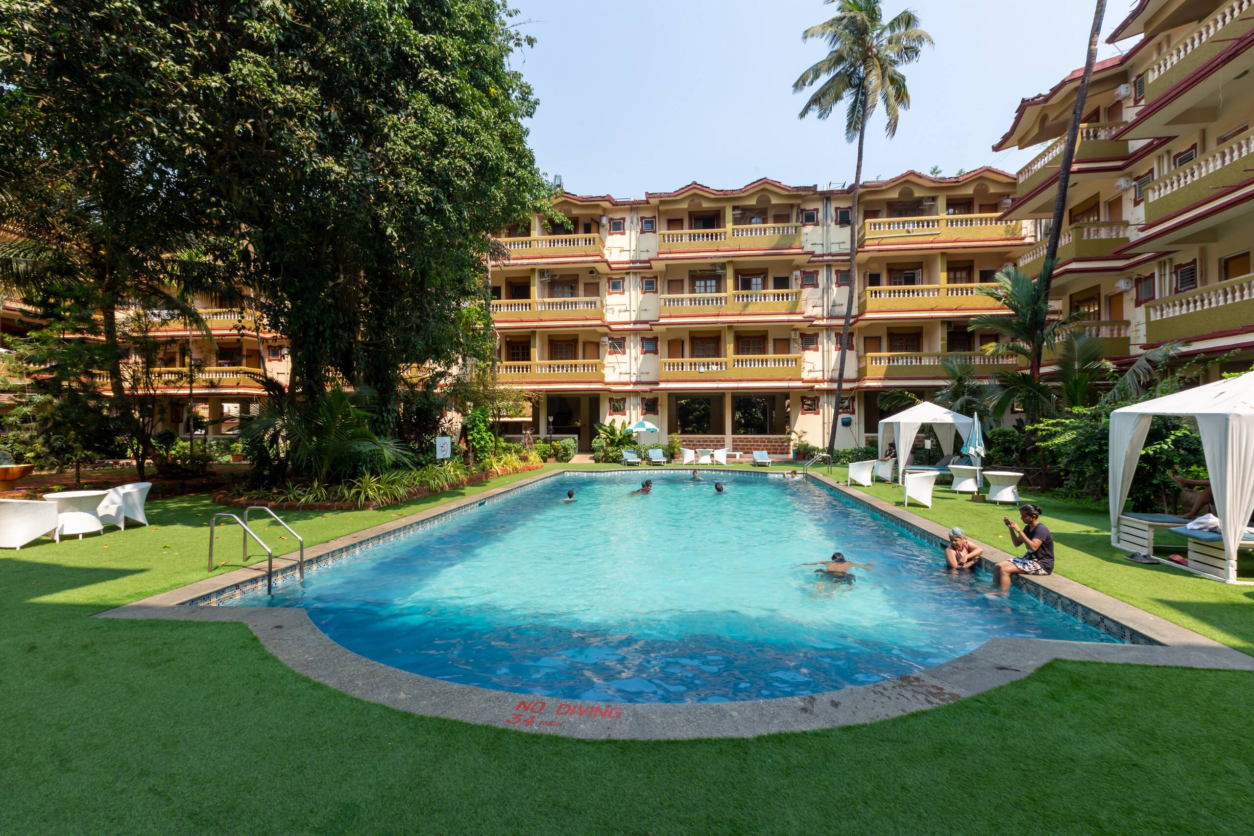 RoomzAway: Pool, Kitchen, Wi-Fi 1