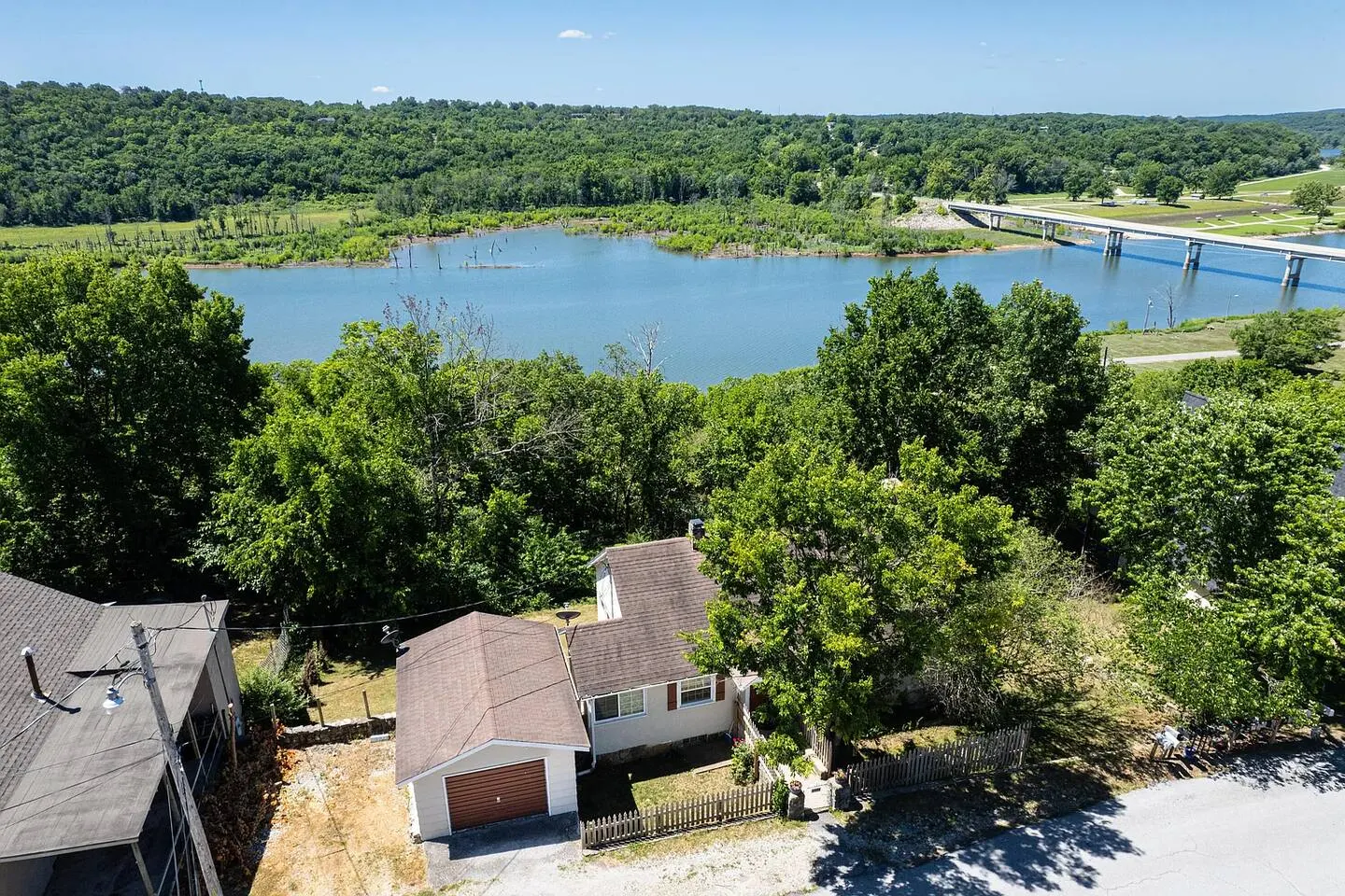 LAKE VIEWS! Historic Charm, Game room, Fish Nearby — photo 3