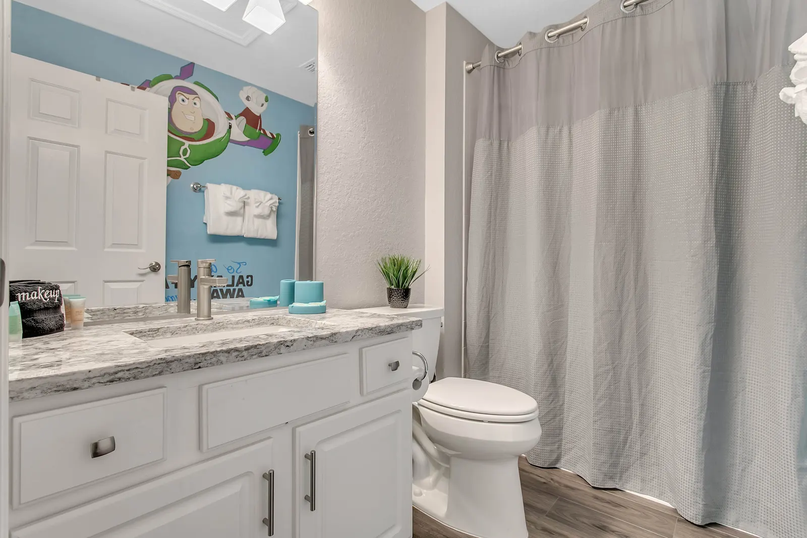 Star Wars Room + Pool 3 Miles to Disney 13