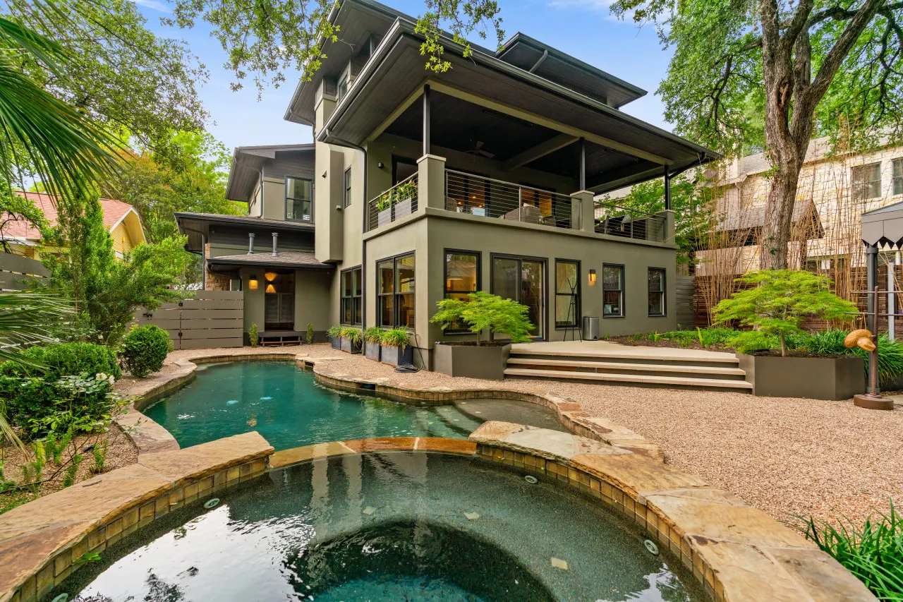Downtown Retreat: sleeps 24 : 2 Pools/Spas : Gyms : Game Rooms : Fire Pit — photo 3