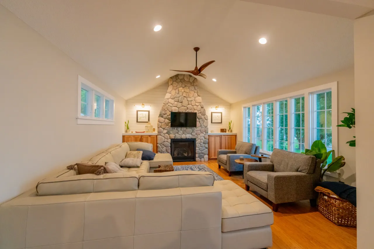 Lakeside Cottage 1