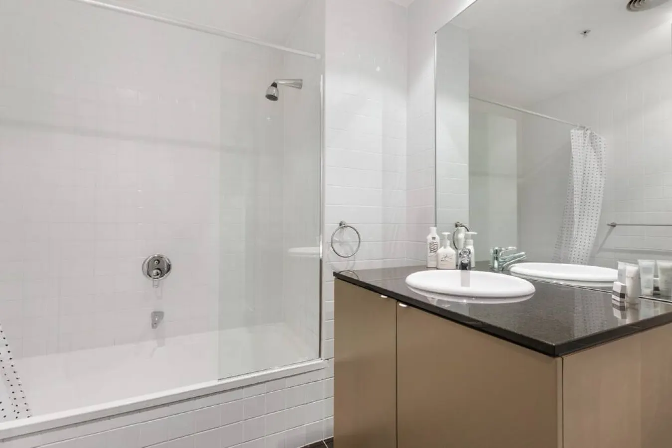 Indy: 2 Bed, 1 Bath Apartment in CBD 9