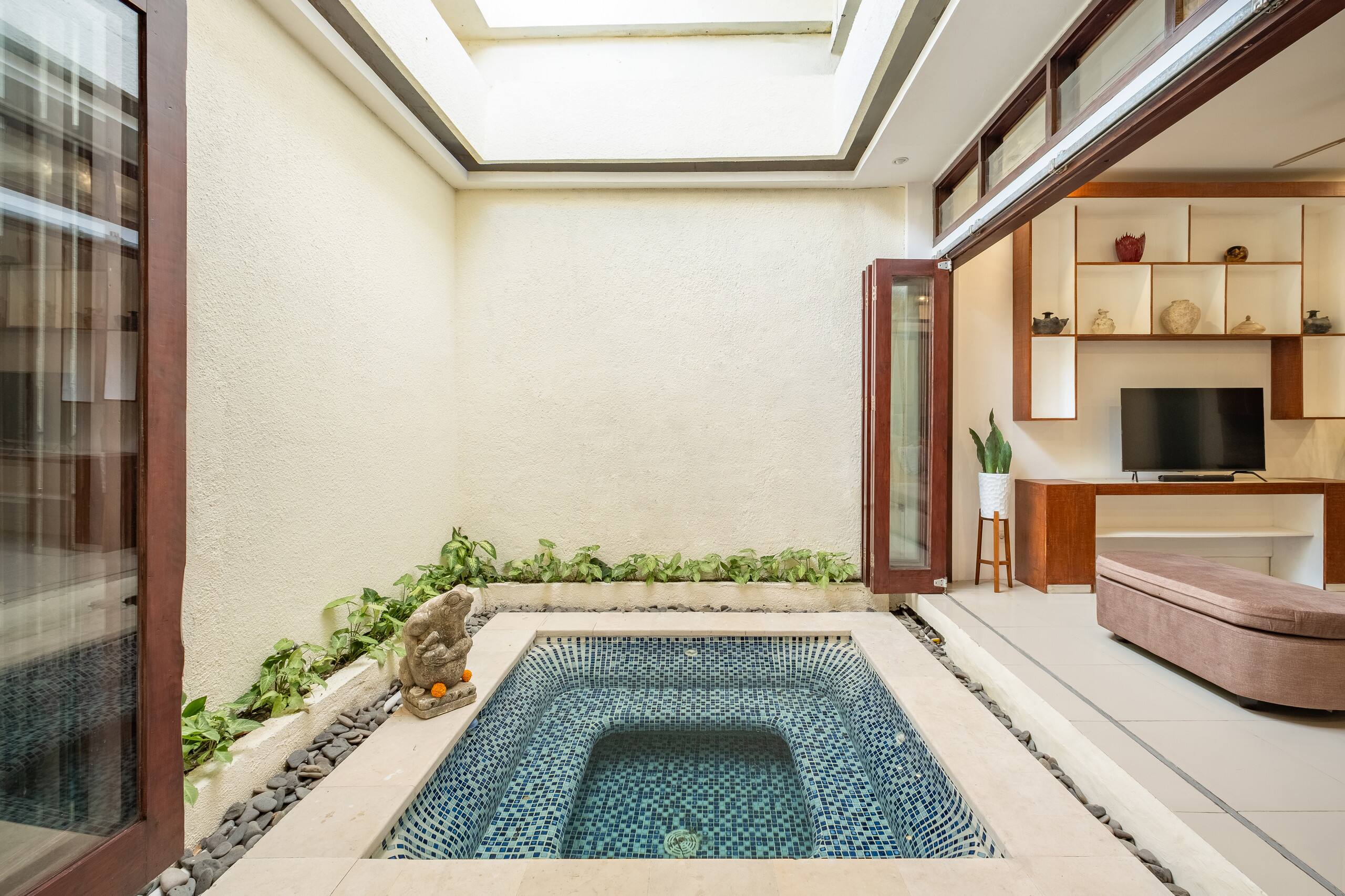Chic 2BR Villa w/ Indoor whirlpool & Rooftop — photo 5