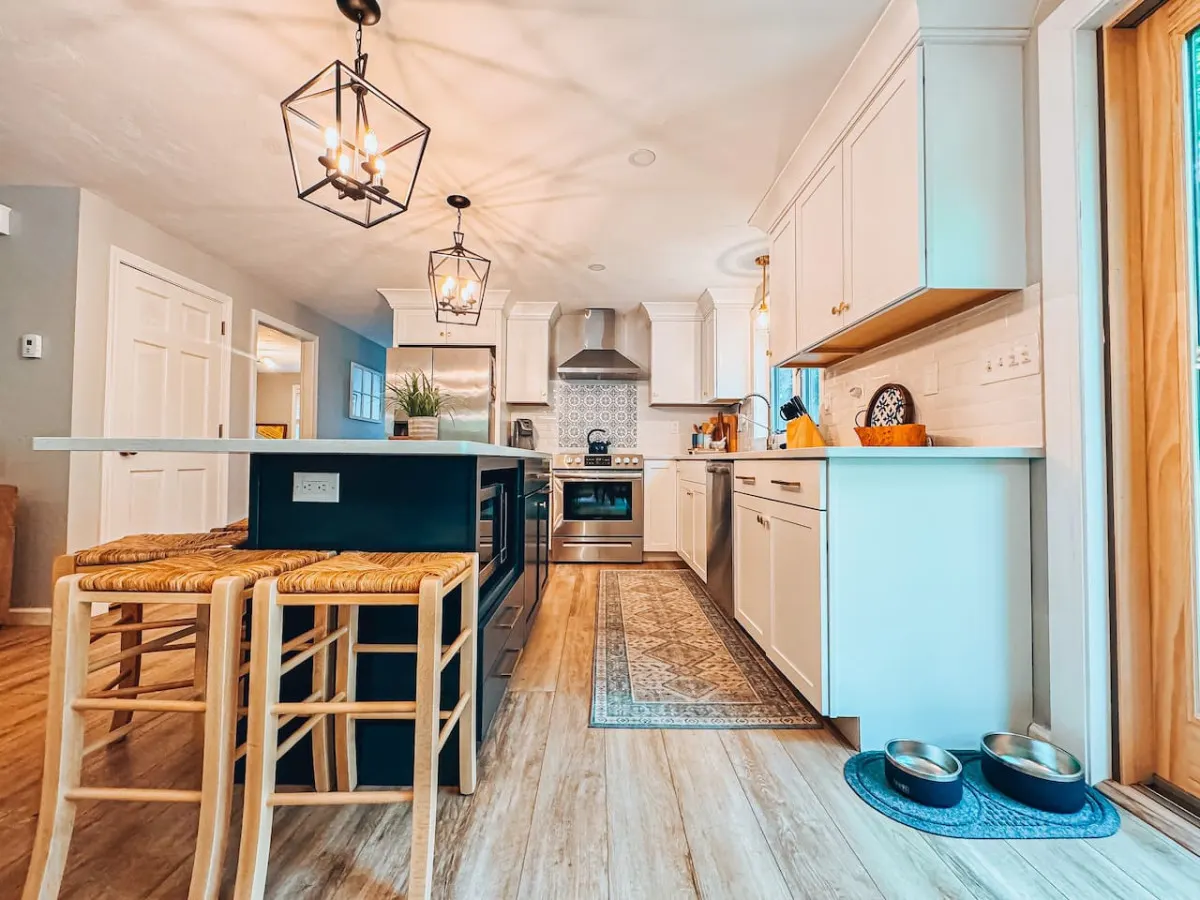 Stylish Retreat: Ski & Village Bliss Awaits! 13