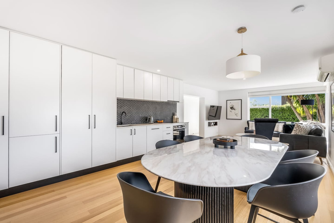 Elegant Escape Minutes from Hobart’s Best Spots 3