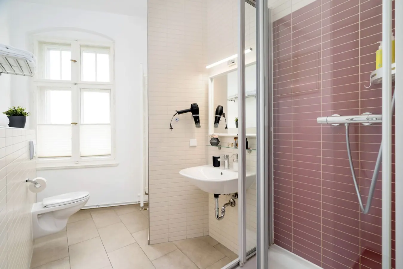 Apartment with 2 Balconies next to Mauerpark 13