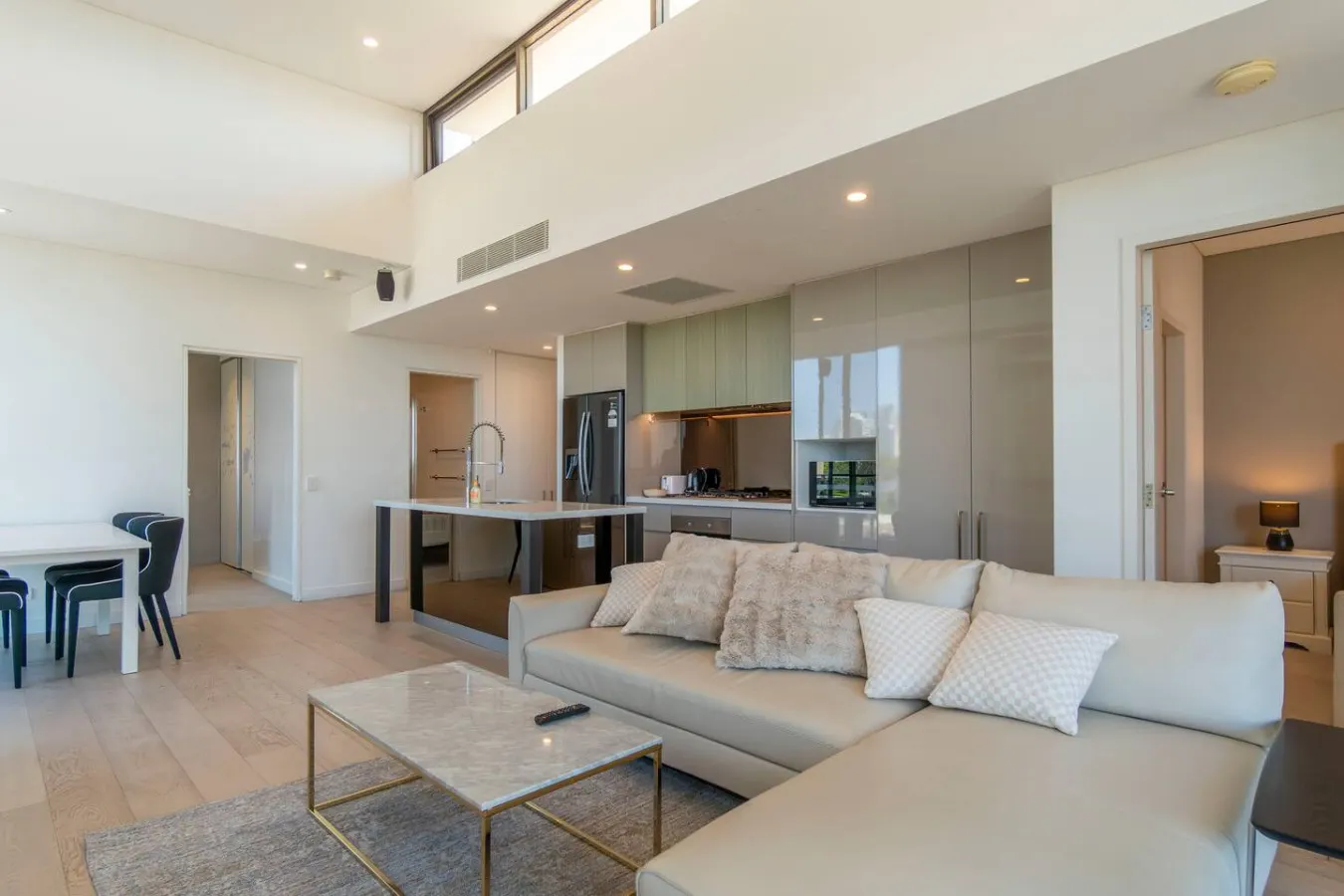 Leafy Retreat Spacious 2B Penthouse 1 Parking — photo 2