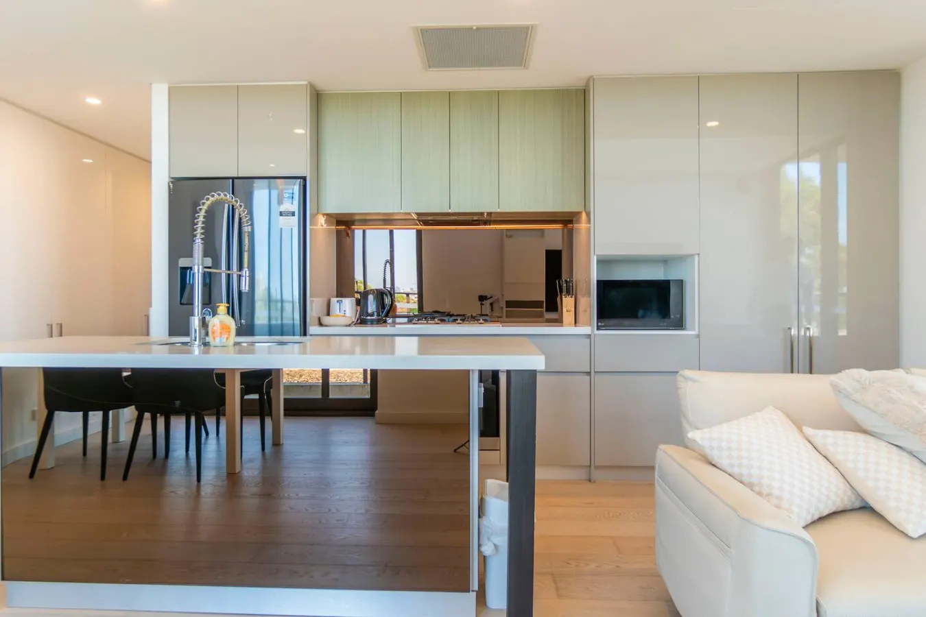 Leafy Retreat Spacious 2B Penthouse 1 Parking — photo 3