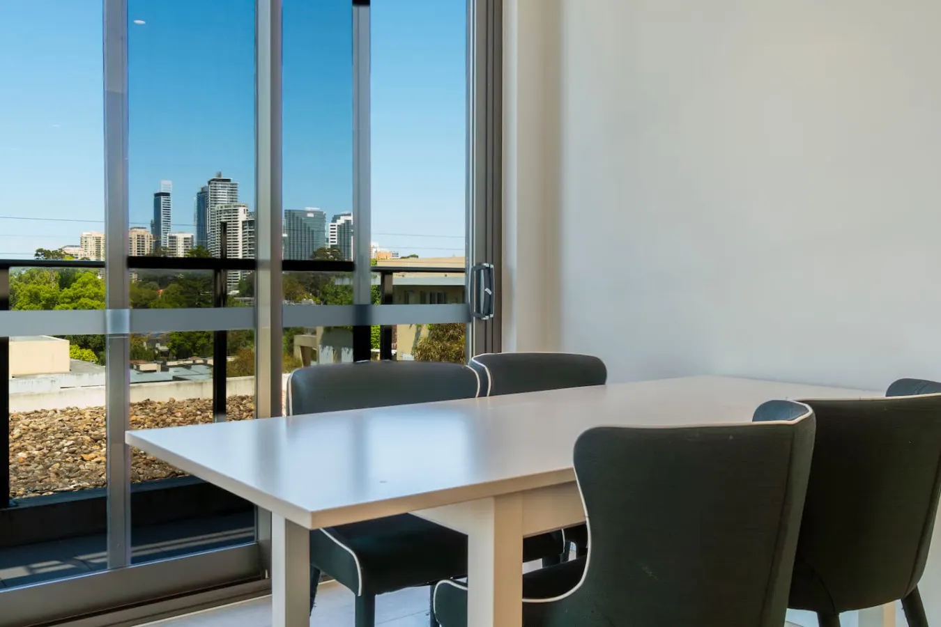 Leafy Retreat Spacious 2B Penthouse 1 Parking — photo 4