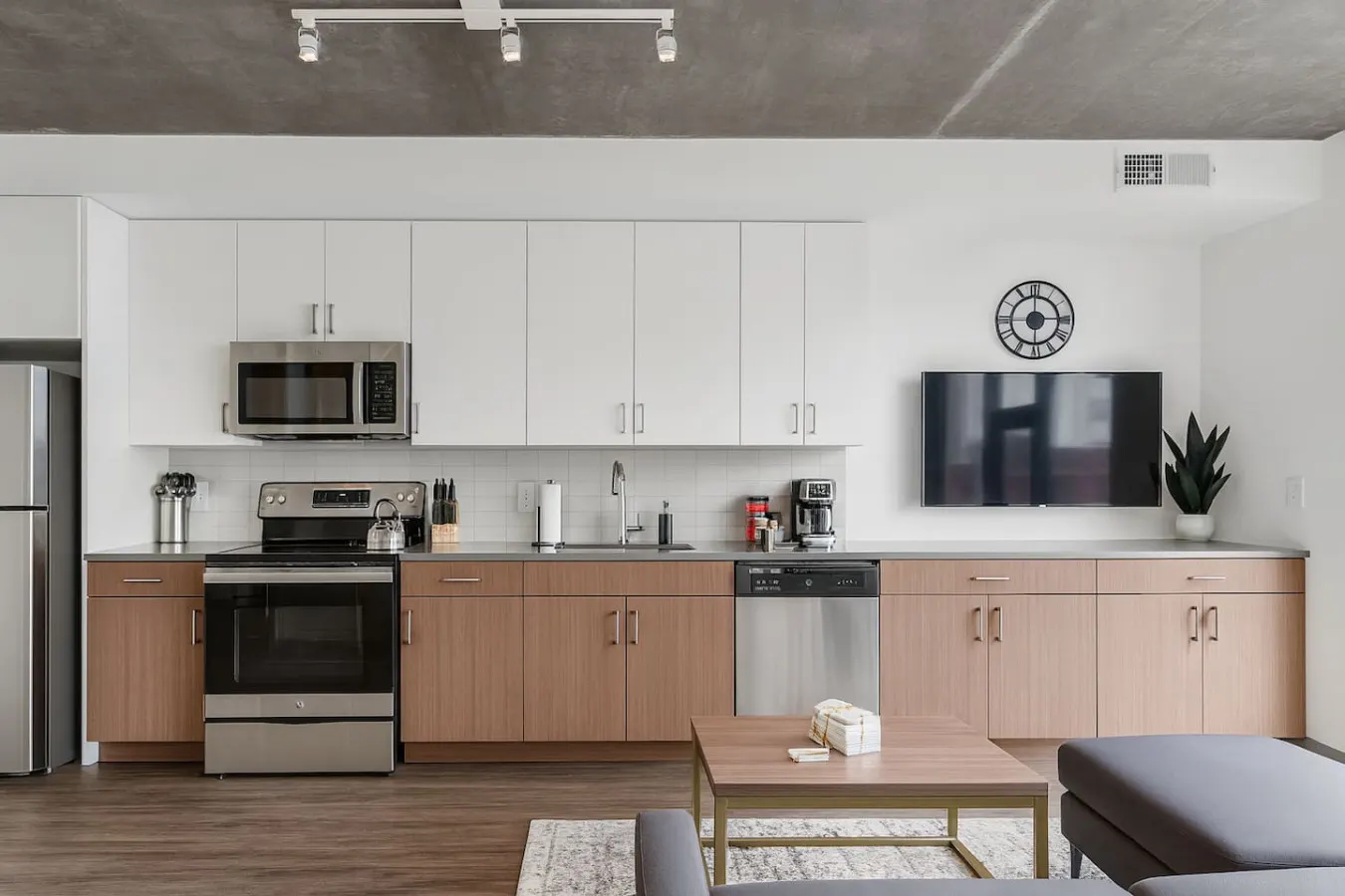 Bright + Airy Studio Perfect City Escape 7 11