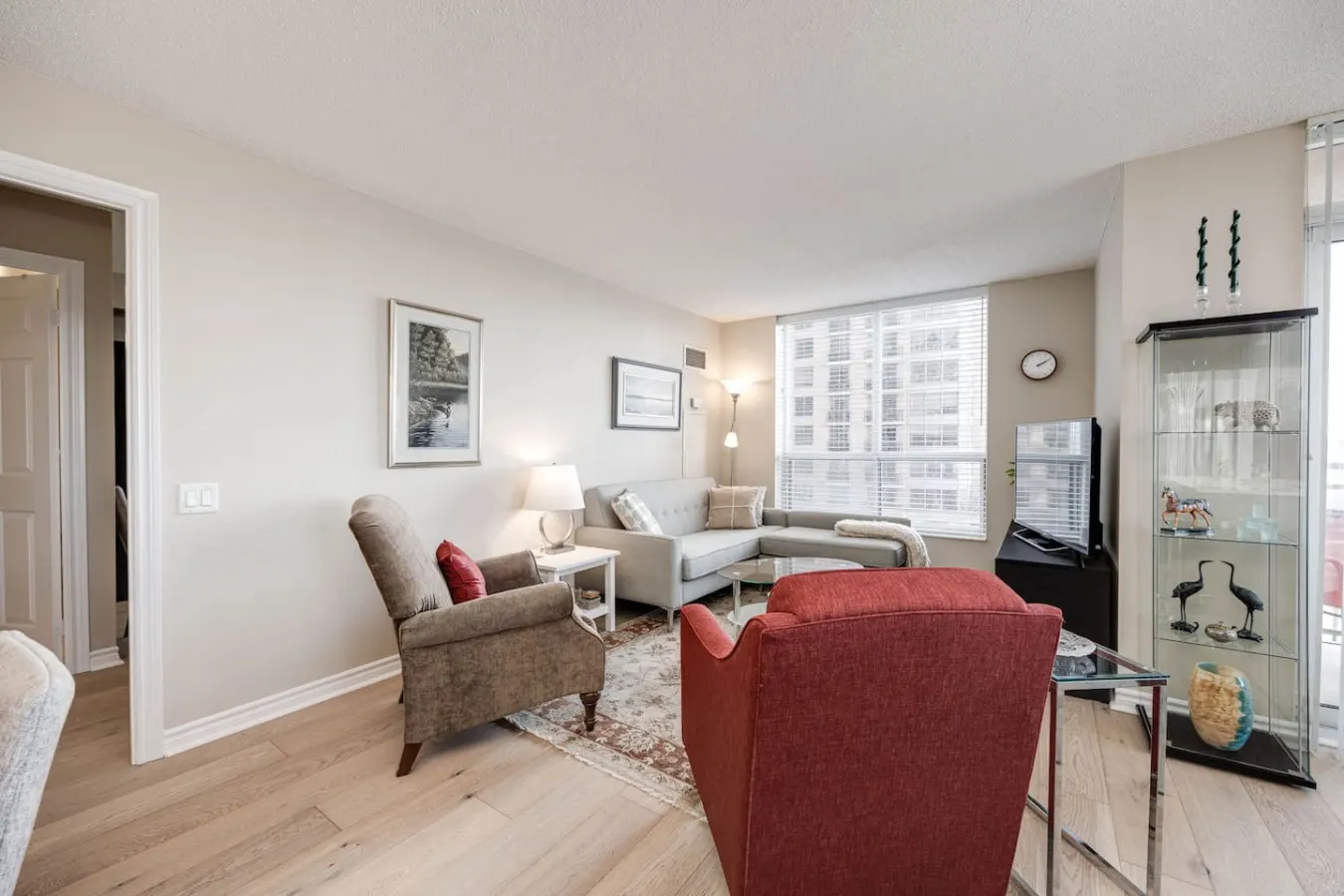 Modern 2BR/2BA Condo Great Area Free Parking 11