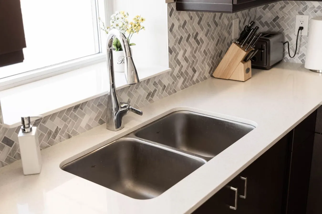Modern 2BR/2BA Condo Great Area Free Parking 15