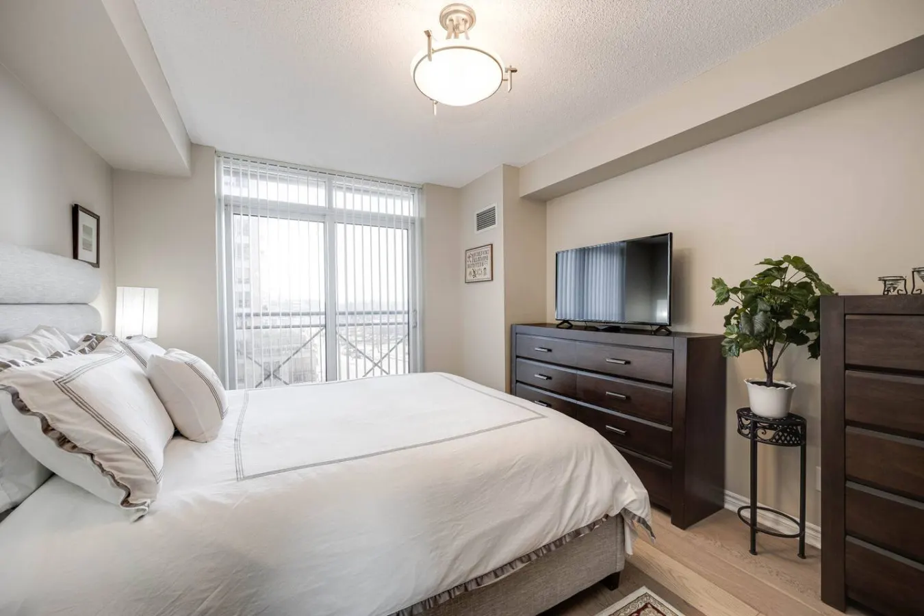 Modern 2BR/2BA Condo Great Area Free Parking 18