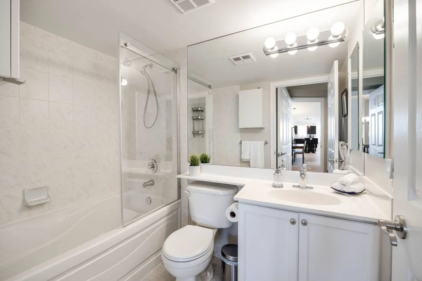Modern 2BR/2BA Condo Great Area Free Parking 19