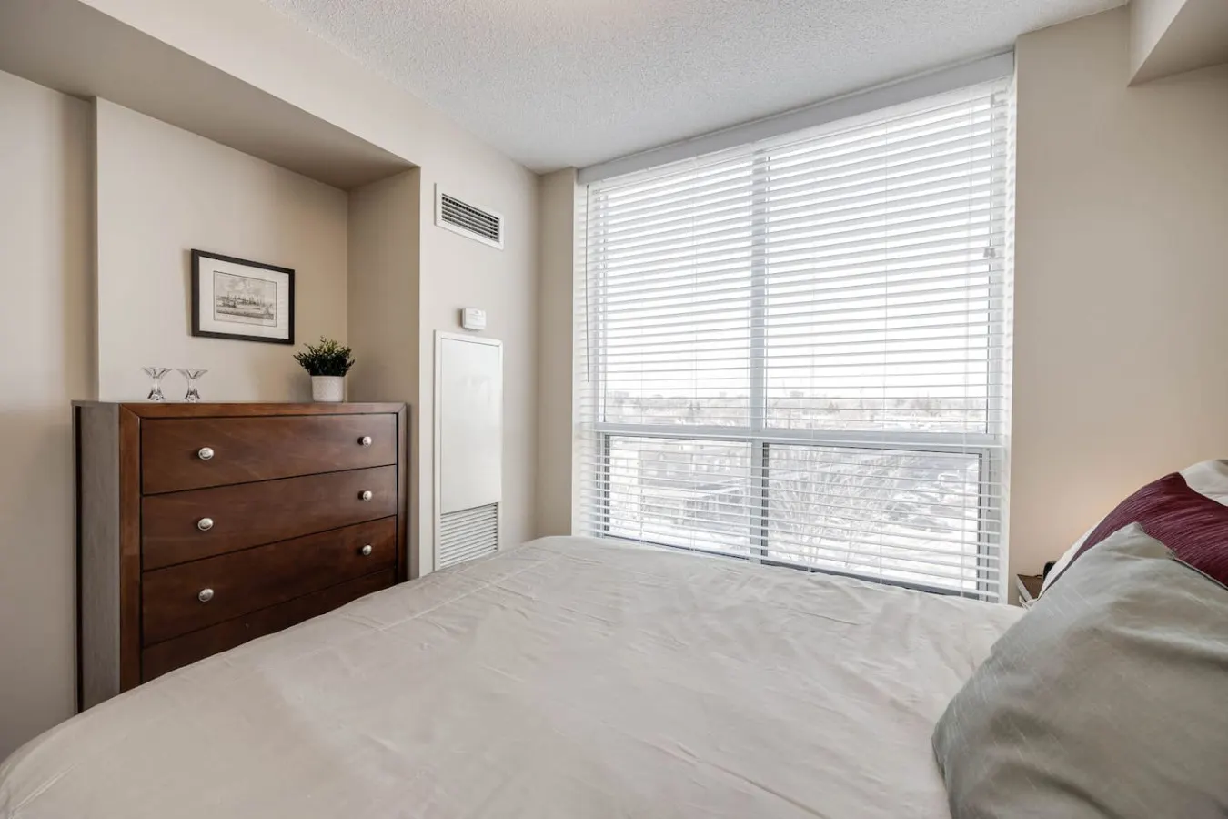 Modern 2BR/2BA Condo Great Area Free Parking 20