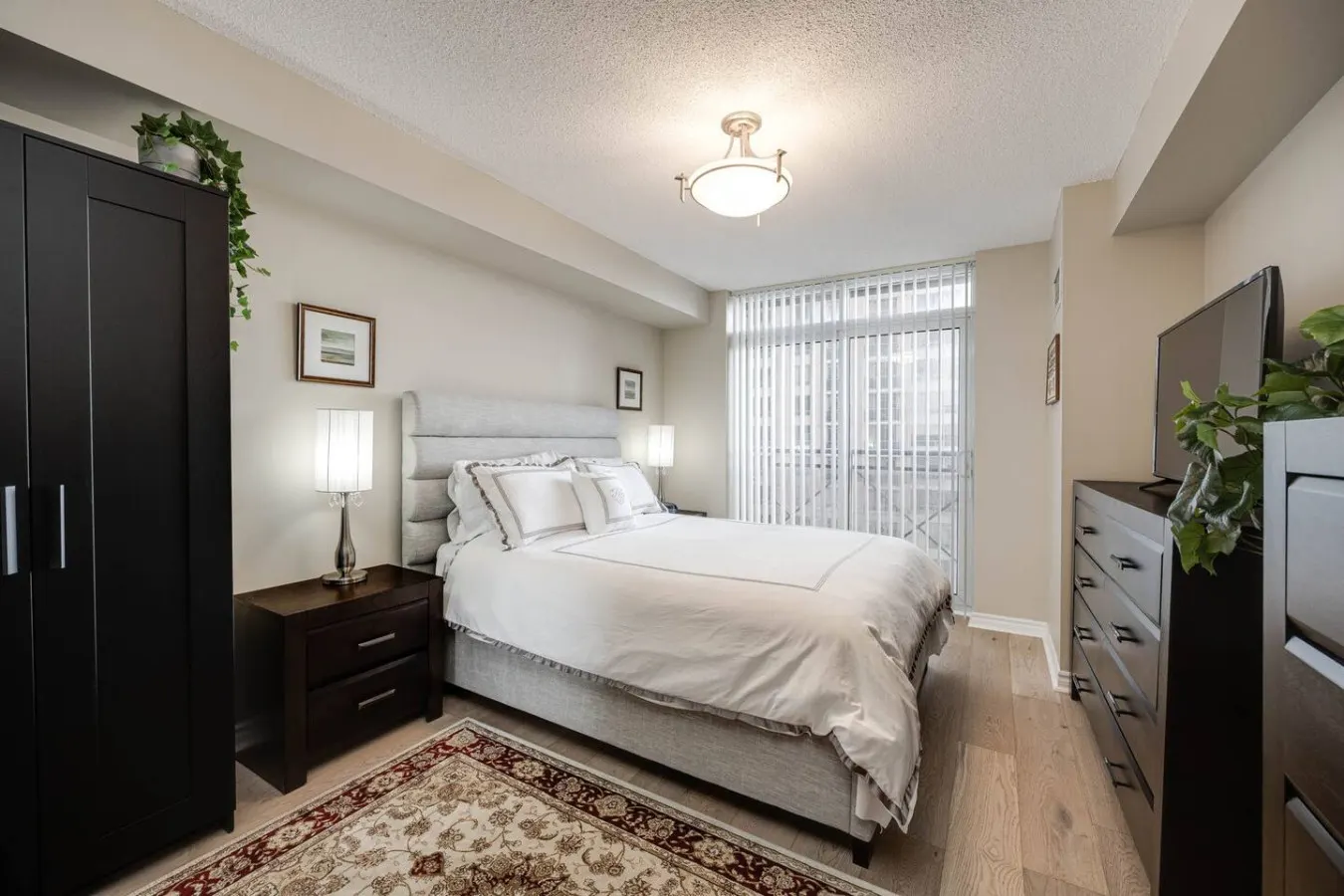 Modern 2BR/2BA Condo Great Area Free Parking 3