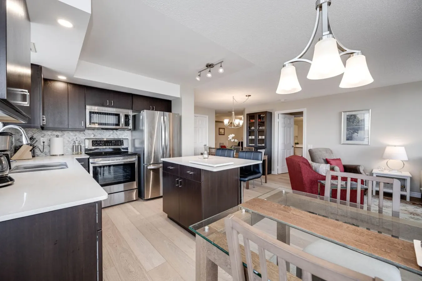 Modern 2BR/2BA Condo Great Area Free Parking 5