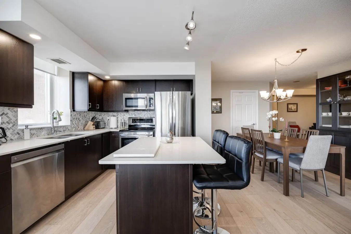 Modern 2BR/2BA Condo Great Area Free Parking 7