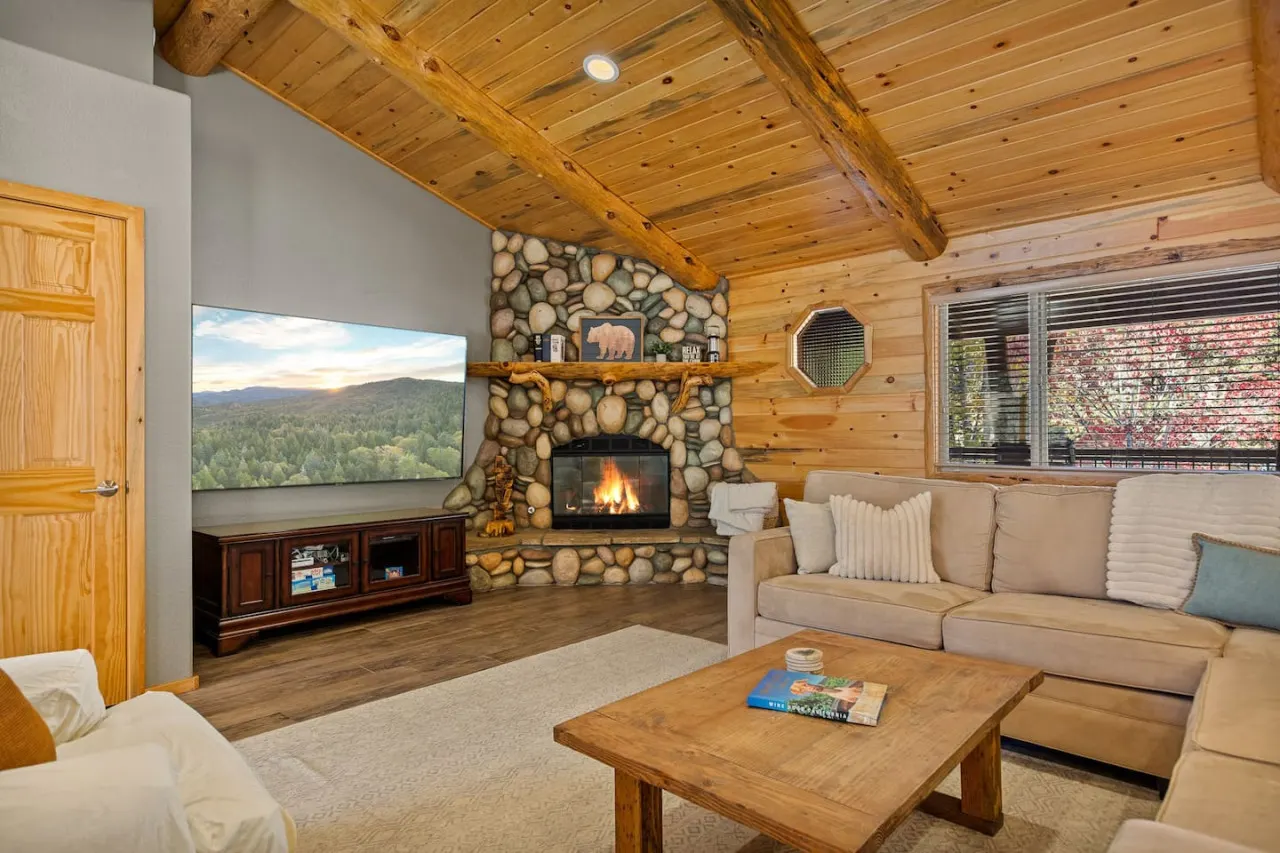 Enchanting Snow Escape Hot Tub & Game Room 2