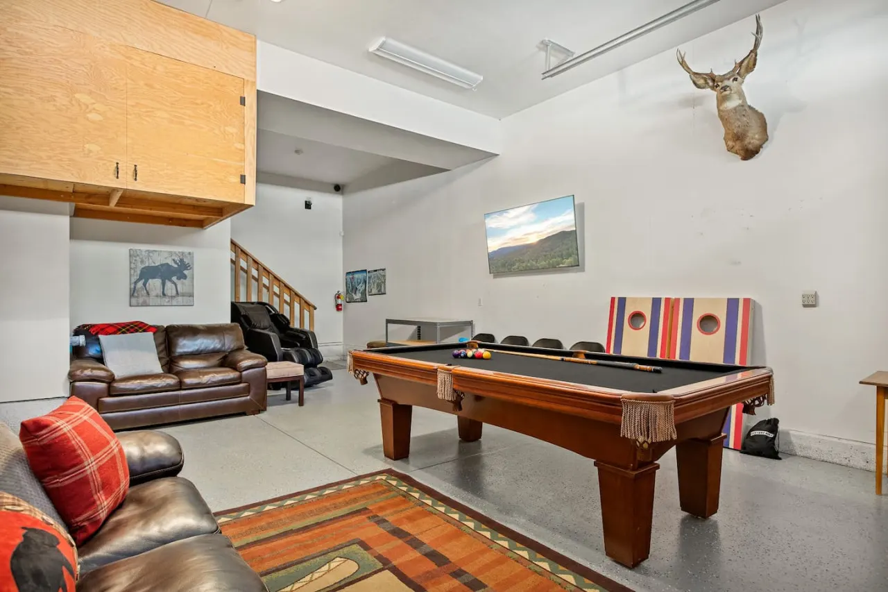 Enchanting Snow Escape Hot Tub & Game Room 3