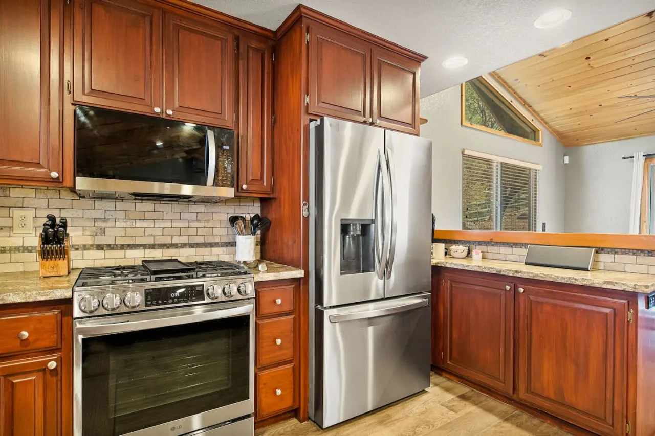 Enchanting Snow Escape Hot Tub & Game Room 4