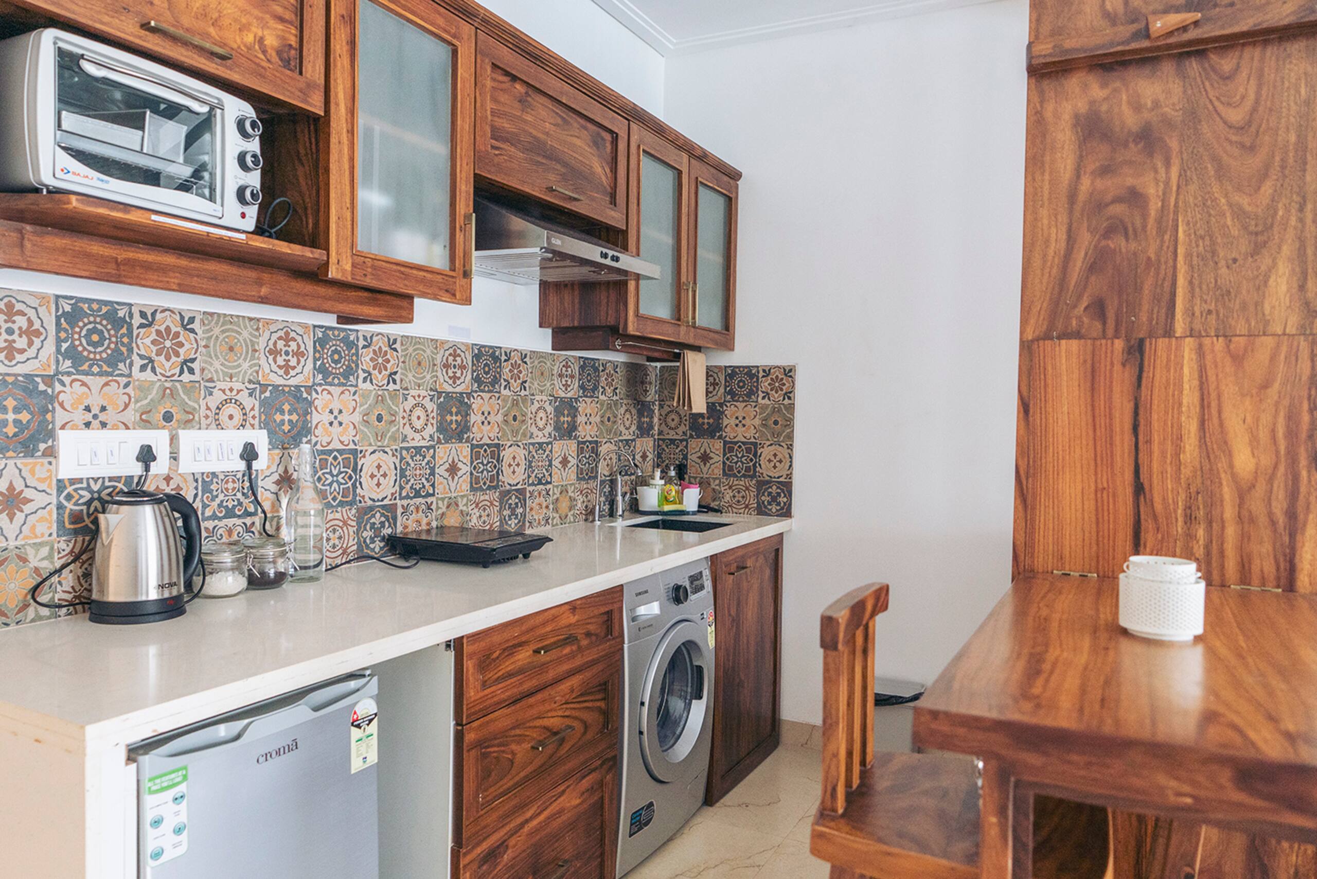 A Tropical Pool Studio Cedro Door 9