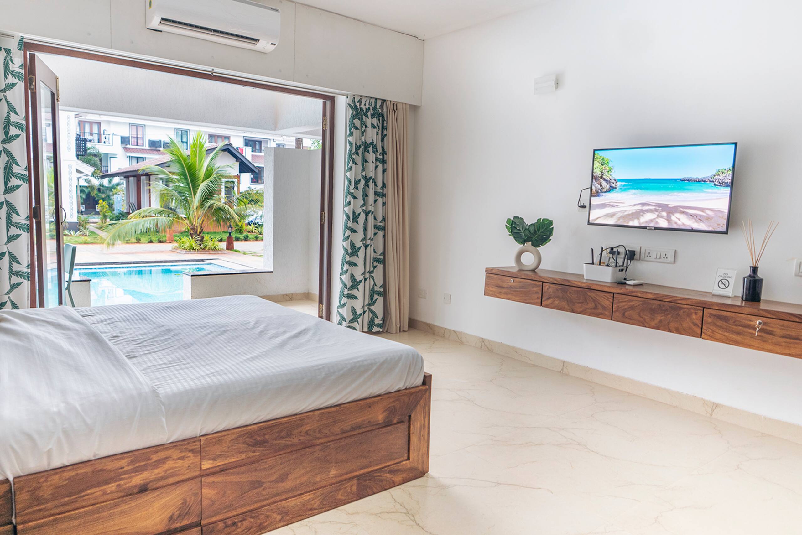 A Tropical Pool Studio Cedro Door 24
